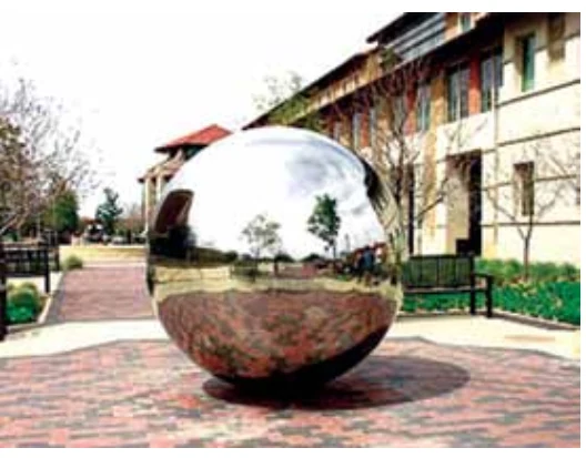Escultura esférica refletora Vírgula, de Po Wang Shu, instalada na Universidade de Tecnologia do Texas.