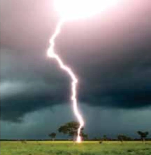 Fotografia de uma descarga atmosférica entre uma nuvem e o solo.