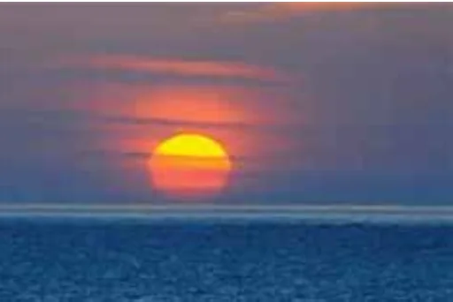 Fotografia do Sol próximo à linha do horizonte.