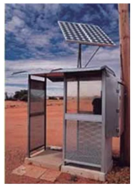 Gerador solar instalado sobre um telefone público.