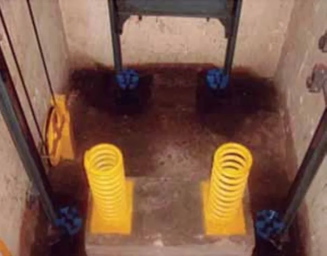 Cabine de elevador apoiada sobre duas molas idênticas