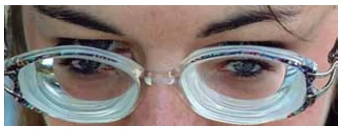 Fotografia de pessoa usando óculos