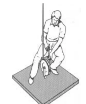 Homem sentado em uma plataforma com uma polia presa a ela, puxando uma corda que sobe na vertical