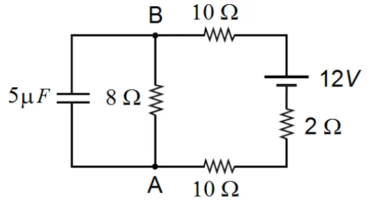 Esquema elétrico contendo um gerador de 12V com resistência interna de 2 ohms, resistores de 10 ohms, 8 ohms e 10 ohms e um capacitor de 5 microfarads ligado em paralelo com o resistor de 8 ohms entre os pontos A e B