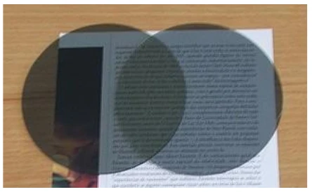 B: dois filtros polarizadores circulares sobrepostos sobre um texto.