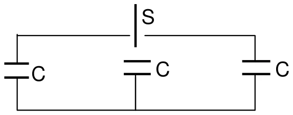 Três capacitores idênticos C, com a chave S ligada ao capacitor central