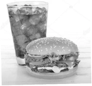Copo de refrigerante com cubos de gelo ao lado de um hambúrguer.