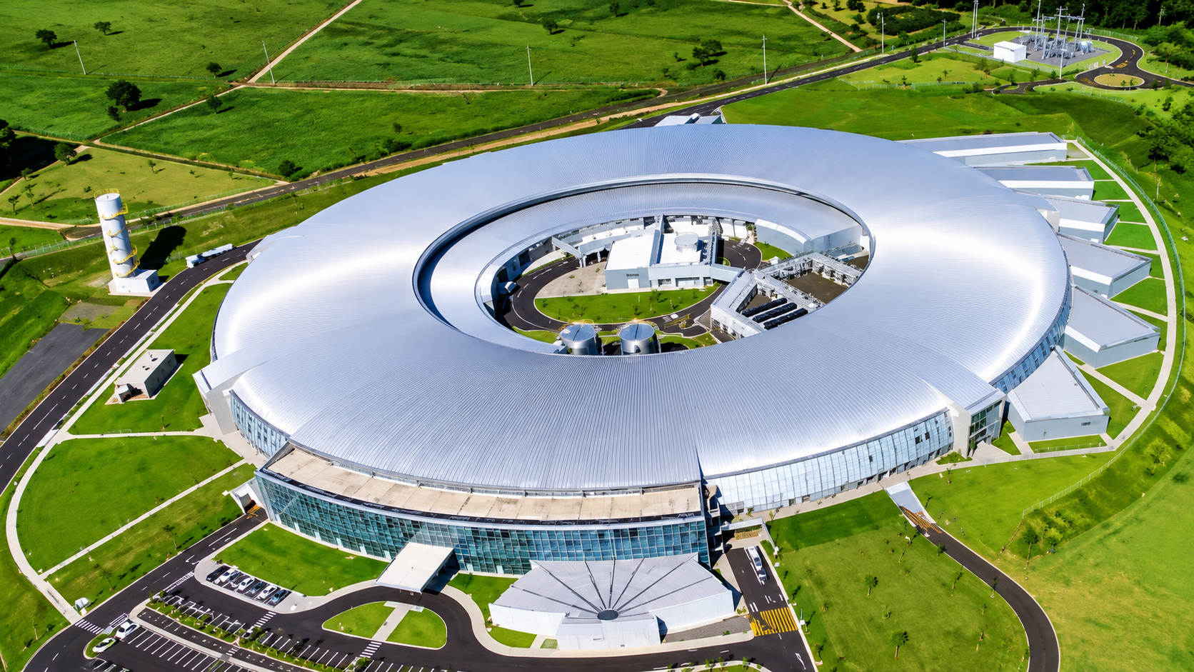 Fotografia aérea do anel de armazenamento circular do acelerador de partículas Sirius