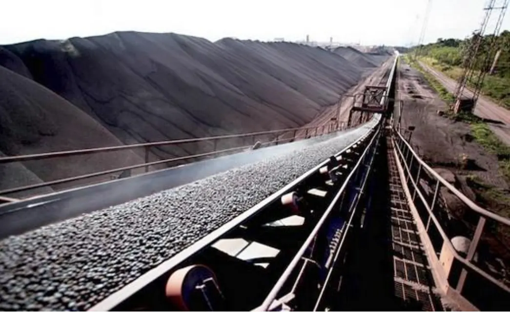 Correia transportadora descarregando minério de ferro