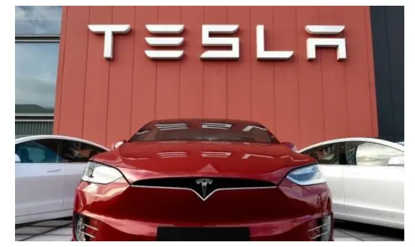 Logotipo e automóvel elétrico da Tesla