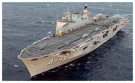 Navio-aeródromo A 140 da Marinha do Brasil navegando em alto-mar