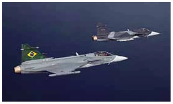 Dois caças Gripen em voo, um deles com a bandeira do Brasil na cauda