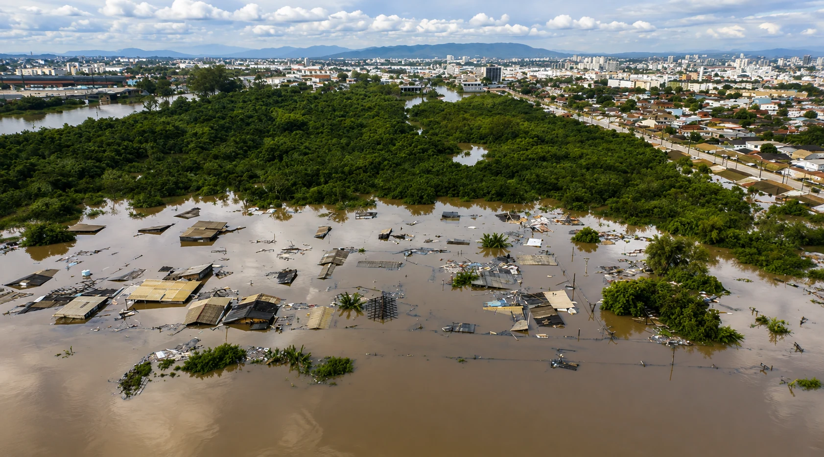 Vista aérea de áreas urbanas submersas durante as enchentes no Rio Grande do Sul