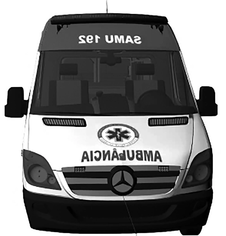 Vista frontal de ambulância do SAMU com a palavra AMBULÂNCIA escrita de forma espelhada