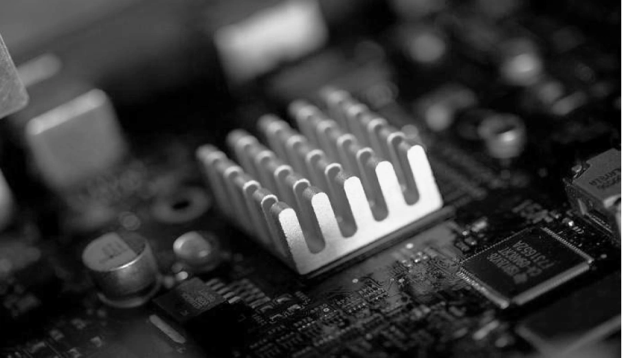 Dissipador de calor instalado sobre uma placa eletrônica