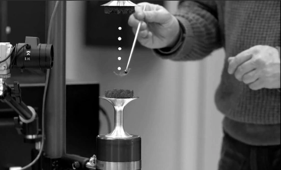 Experimento de levitação acústica entre transdutor e refletor