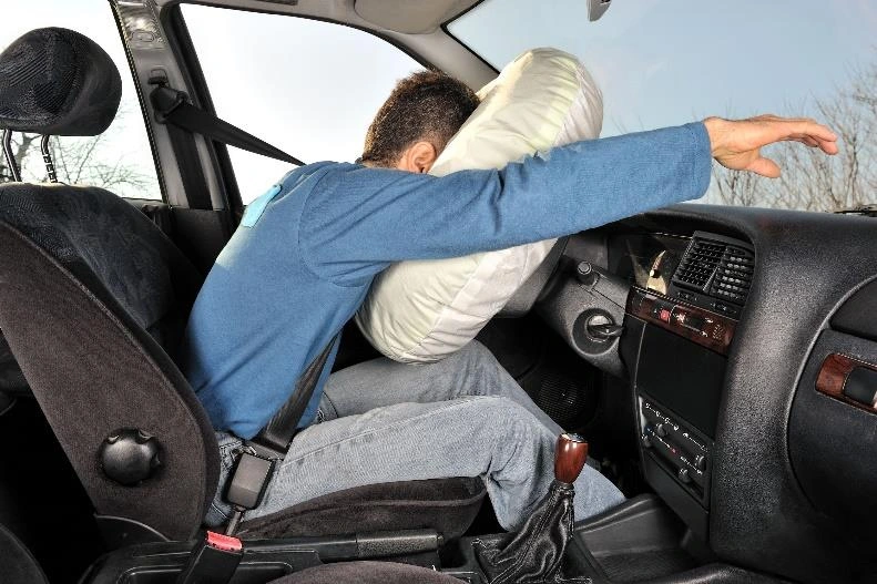 Airbag inflado entre o ocupante e a estrutura do veículo.
