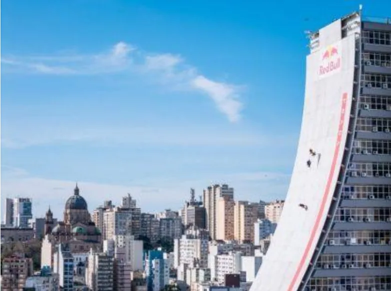 Rampa de skate gigante montada em um prédio no Centro Administrativo Fernando Ferrari (CAFF), em Porto Alegre