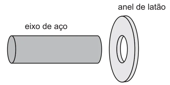 Eixo de aço cilíndrico ao lado de um anel de latão com um orifício central