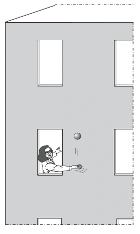 Marina lança uma bola para cima da janela de um apartamento.