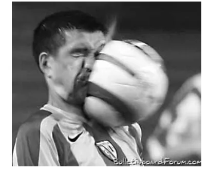 Bola de futebol deformada durante o impacto com o rosto de um jogador
