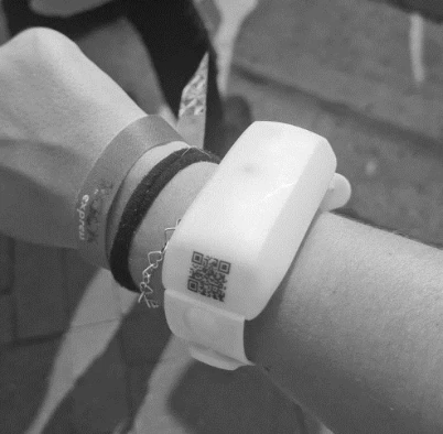 Pulseira Xyloband iluminada em apresentação musical.