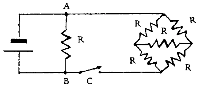 Circuito com uma bateria ligada entre os pontos A e B, um resistor R entre A e B, e, através da chave C, uma ponte de cinco resistores R ligada em paralelo