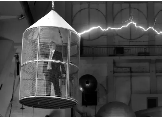 Pessoa no interior de uma gaiola de Faraday durante uma descarga elétrica