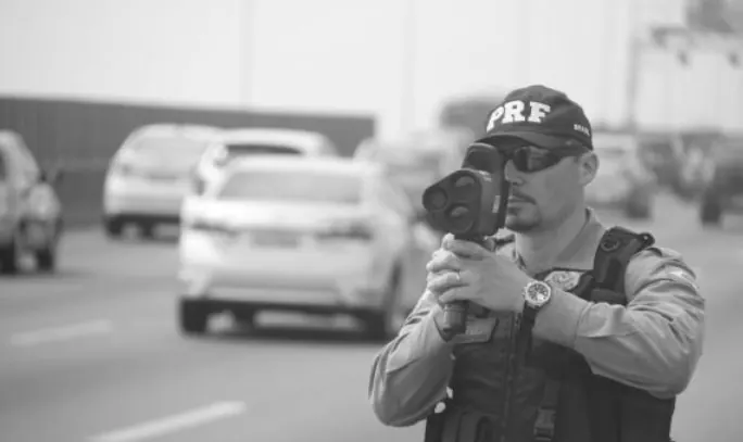 Radar rodoviário usado para medir a velocidade do automóvel