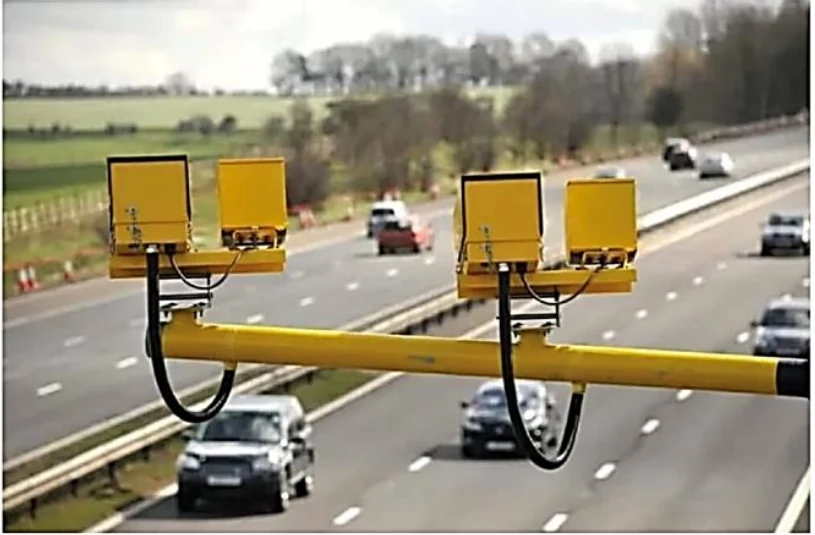 Pórtico amarelo com câmeras de radar sobre uma rodovia