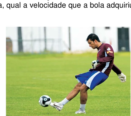 Goleiro chutando uma bola de futebol