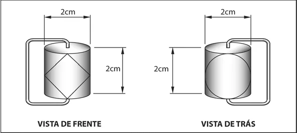 Selo cilíndrico de 2 cm de diâmetro e 2 cm de altura, visto de frente (motivo em losango) e de trás (motivo circular), com arame de apoio passando pelo eixo.