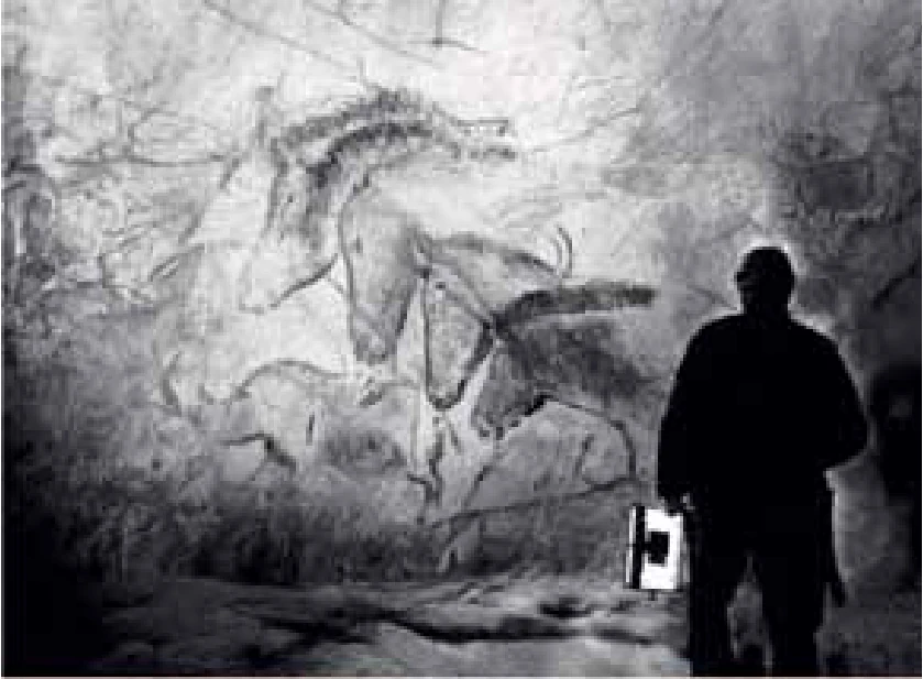 Fotografia de uma pintura rupestre em uma caverna.
