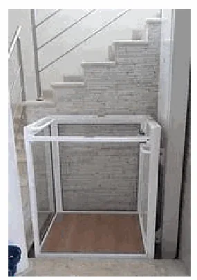 Elevador plataforma instalado ao lado de uma escada