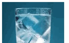 Cubos de gelo flutuando em um copo com água