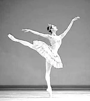 Bailarina em pose de arabesque, apoiada na ponta de uma sapatilha