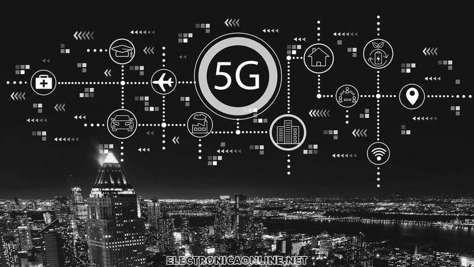 Ilustração do 5G sobre uma paisagem urbana noturna, com ícones de conexão