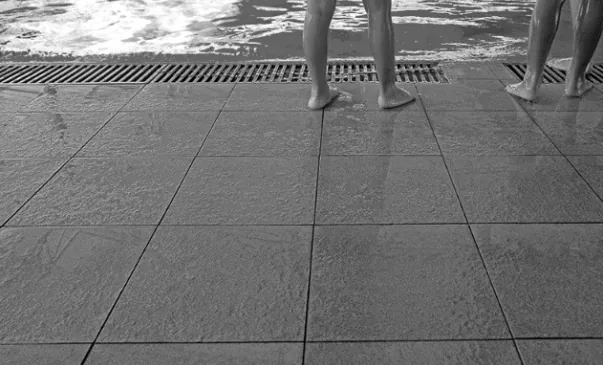Piso antiderrapante molhado ao lado de uma piscina