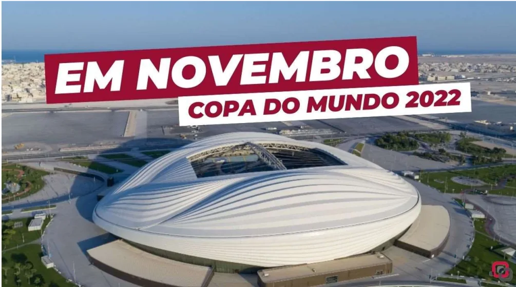 Estádio no Catar com chamada para a Copa do Mundo de 2022