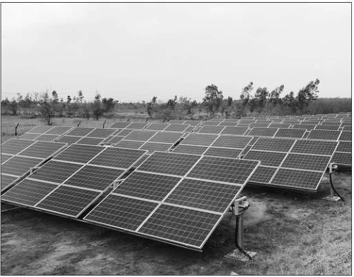 Fotografia de painéis solares que convertem energia da radiação solar em energia elétrica.