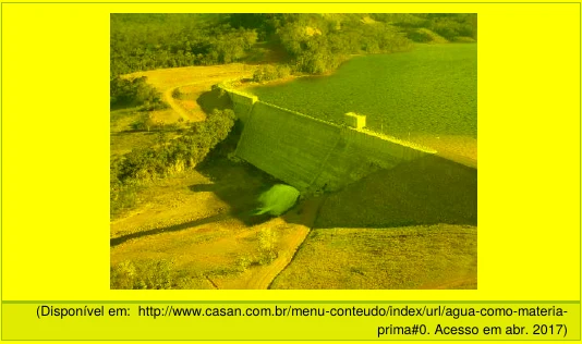 Fotografia aérea de uma barragem de concreto com o lago represado de um lado