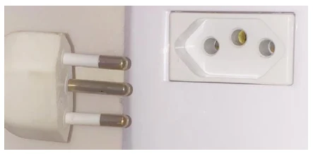 Plugue e tomada do novo padrão brasileiro de tomadas, com três pinos