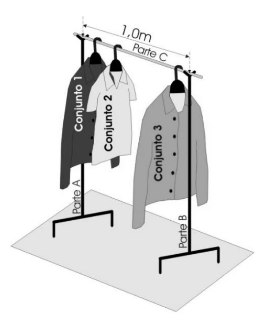 Arara de roupas com três cabides e dois apoios.