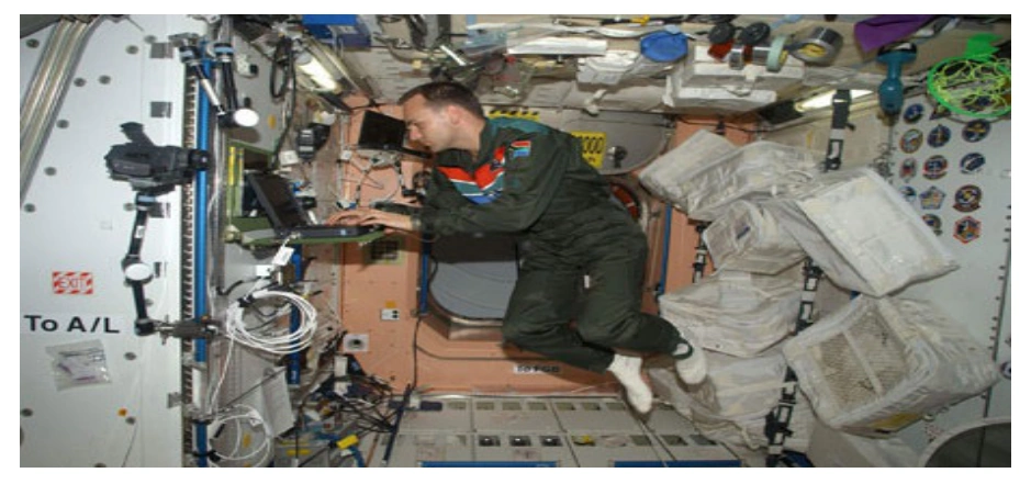 Astronauta flutuando no interior da Estação Espacial Internacional