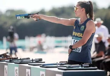 Atleta apontando uma pistola laser no pentatlo moderno