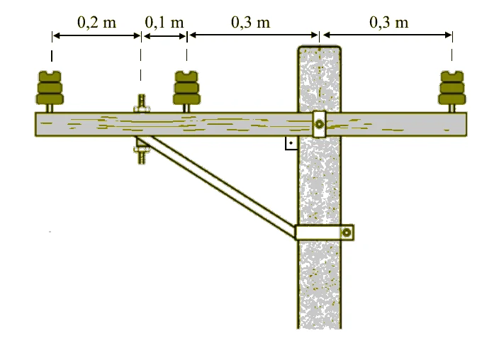Trave horizontal presa ao poste, com três isoladores nas posições indicadas por distâncias de 0,2 m, 0,1 m, 0,3 m e 0,3 m, e uma haste inclinada fixada na trave.