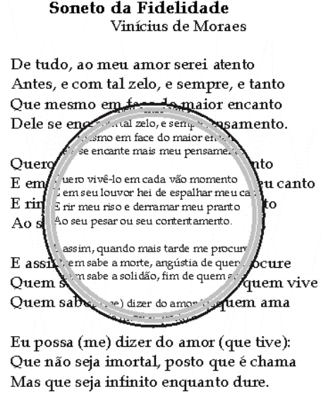 Página de livro vista através da lente, com letras menores e direitas dentro dela