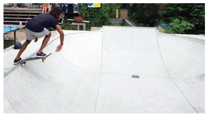 Skatista em um bowl, espaço em formato de bacia usado na modalidade de skate