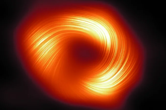 Imagem do buraco negro Sagittarius A*, no centro da Via Láctea, capturada em luz polarizada pelo Event Horizon Telescope, mostrando um padrão espiralado de campo magnético