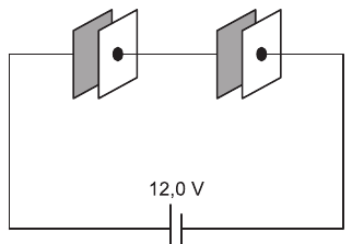 Dois capacitores planos idênticos ligados em série a uma fonte de 12 volts.